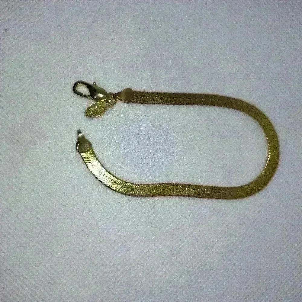 American showcase gold tone 7 inch bracelet